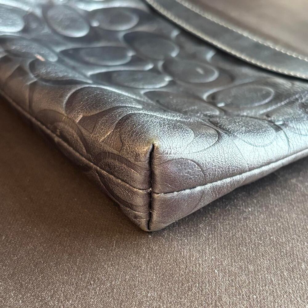Coach silver metallic leather wristlet excellent condition - Picture 4 of 5